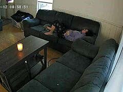 पति देख रहा है जबकि गर्म पत्नी खुद को छिपे हुए कैमरे पर संतुष्ट करती है