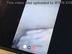 MILF ספרדית בוגרת מקבלת קרמפי לאחר שהפגינה את הלשון שלה על מצלמת האינטרנט