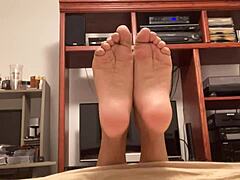 Seksowny latynoski mężczyzna ma zmarszczone i zwinięte palce u stóp w filmie fetichowym