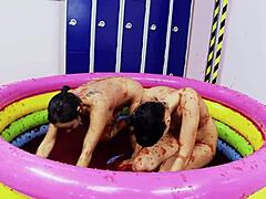 बड़े नकली स्तन वाले समलैंगिक जेली के पूल में कुश्ती का आनंद लेते हैं