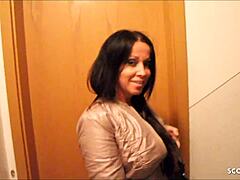 השכנה המילף הגרמנית מתעסקת עם המאהב הצעיר שלה במסדרון - סרטון טאבו