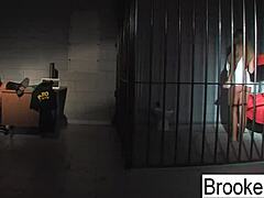 Brooke Brand Banner speelt in een hete pornovideo als zowel een agent als een gevangene