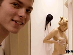 Eine russische reife Frau verführt eine Perverse mit ihrer rasierten Muschi im Badezimmer