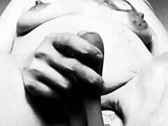 उत्तेजित गर्भवती महिला अपने स्तनों से चिढ़ाती है