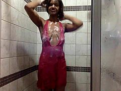 Ebánská MILFka se sprchuje v mokré a divoké sprše a hraje si v růžových krajkových kalhotkách