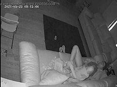Virkelig kvindelig orgasme fanget på en skjult kamera med en kåt babysitter