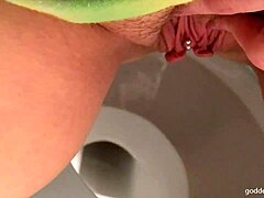 शौकिया लड़की शौचालय पर फेटिश वीडियो में पेशाब और पेशाब करती है