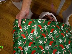Misty Meaner dá uma surra na bunda grande de um elfo e enche sua vagina para o Natal
