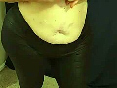 Una MILF gorda con grandes pechos naturales baila y se masturba en un micro bikini rosa antes de usar loción