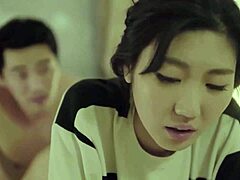 La matrigna coreana si comporta male con il suo giovane paziente in un video HD18plus
