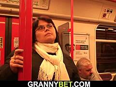 Млад мъж се среща с възрастна жена с големи гърди в метрото