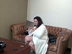 Mia Marks, de grandes pechos, protagoniza un video de casting universitario en un sofá
