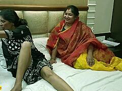 बड़े स्तनों वाली भारतीय पत्नी अपने पति के साथ कामुक त्रिगुट का आनंद लेती है
