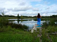 Μια γυναίκα με μπικίνι χορεύει στη λίμνη