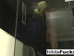 Ruská MILF Nikita Von James dráždi v sprche