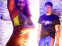 Domácí porno video s milfkou v tangových kalhotkách a sportovní podprsence, která se dostává do hardcore scény