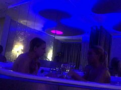 Zwei blonde Frauen haben eine lesbische Badewanne-Szene