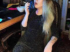 Dojrzała pasierbica oddaje się fetyszowi palenia