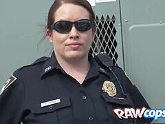 Διαφυλετικό τρίο με όμορφες χοντρές γυναίκες αστυνομικούς και ένα τεράστιο στύλο