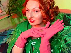 Arya Grander, en rødhåret MILF, forfører og driller i en fetishvideo i rosa hansker