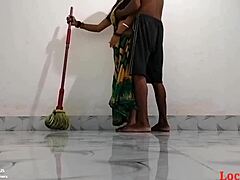 En mogen indisk mamma i en grön saree blir smutsig på ett hotellrum