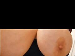 बड़े प्राकृतिक स्तनों वाली परिपक्व कुमाता कपड़े उतारती है और अपने शरीर का प्रदर्शन करती है