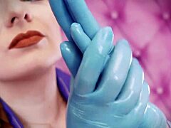 Аријана Грандер, жељна сперме, предаје се сензуалној сесији сперме користећи нитрилне рукавице и уље