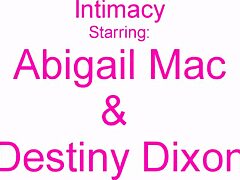 Abigail Mac, prsnatá blondínka, dostáva lízanie vagíny od lesbičky Destiny Dixon