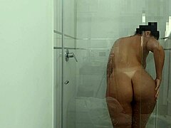 Latina-siskopuoliso on kuvattu suihkussa iso perseineen