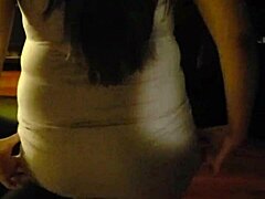 बड़ी लूट वाली लैटिना पत्नी अपनी पैंटी दिखा रही है