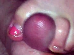 Una milf amateur recibe adoración de los dedos de sus pies y alcanza un orgasmo intenso