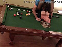 En sort-håret MILF-kone nyder en hardcore poolbordssession