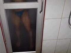 Een sensuele milf pronkt met haar natte voeten terwijl ze een dubbele penetratie krijgt in de sauna