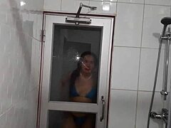 O mamă senzuală își arată picioarele umede în timp ce face dublă penetrare în saună