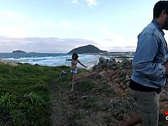 समुद्र के किनारे चट्टानों पर एक युवा लड़की का उत्तेजित करने वाला वीडियो