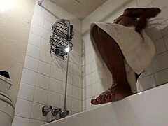 MILF Ebony mengambil mandi sebelum melakukan hubungan seks kasar dengan zakar besar