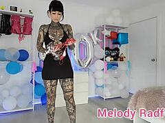 澳大利亚色情明星 Melody Radford 穿着小黑和比基尼的自制视频