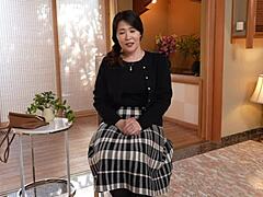 Mina Matsuokas, een getrouwde vrouw, heeft voor het eerst borstenneuken en een creampie