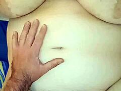 Een Italiaanse tiener krijgt haar grote natuurlijke borsten gevuld met sperma