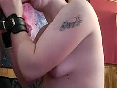 Freya White, une milf coquine, aspire à sa dose de sperme dans cette vidéo porno HD