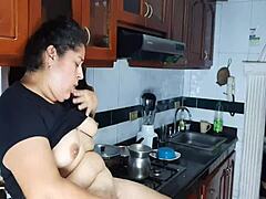 Latina amatir bercinta di dapur sementara saudara tirinya menonton