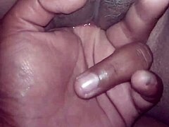 Amator cu un penis mare se masturbează într-un videoclip făcut acasă