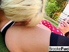Brooke Brand, eine MILF, und Alice Orlie, eine blonde Frau, haben eine lesbische Begegnung im Halloween-Stil