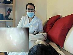 डॉक्टर निकोलेटा अपने मरीज को एक यादगार योनि परीक्षा और मौखिक देता है