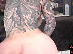 Amateur MILF met grote borsten en tatoeages krijgt haar kutje gelikt en geneukt in POV