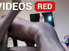 Une MILF noire est filmée avec une bite cachée