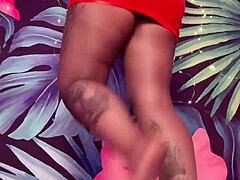 Μια ερασιτέχνης MILF επιδεικνύει τα σκισμένα καλσόν και τα λατέξ πόδια της
