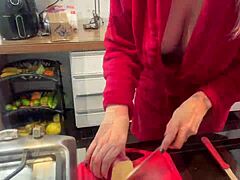 Seksowna Kojota Cozy Cook uczy Cię, jak zrobić słodkie danie z ziemniakami z twistem