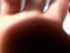 फुट फेटिश वीडियो जिसमें एक पैर दास को उसकी मालिका द्वारा खुश किया जा रहा है।