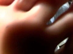 फुट फेटिश वीडियो जिसमें एक पैर दास को उसकी मालिका द्वारा खुश किया जा रहा है।
